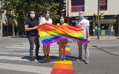 Presentació d'aquest matí dels pasos de vianants irisats per reivindicar els drets LGTBI 
